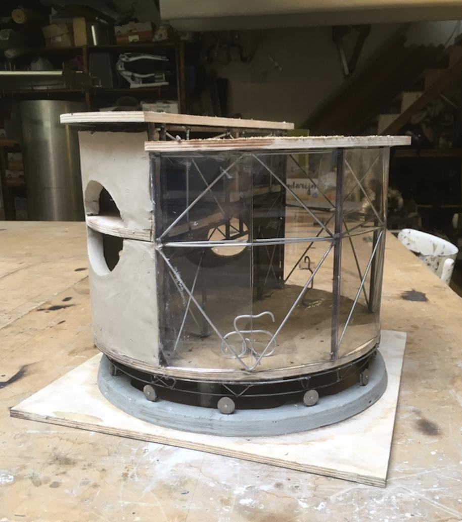 Maquette van het draaiend huis op de werkbank