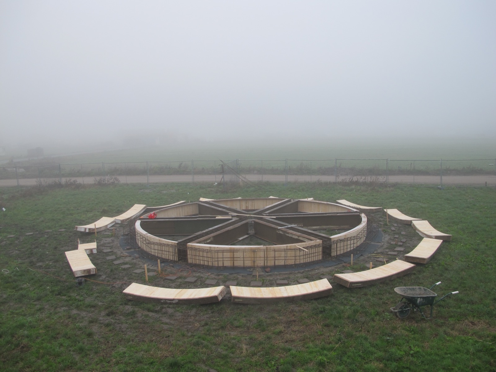 Ronde houten bekisting van de fundering in de mist