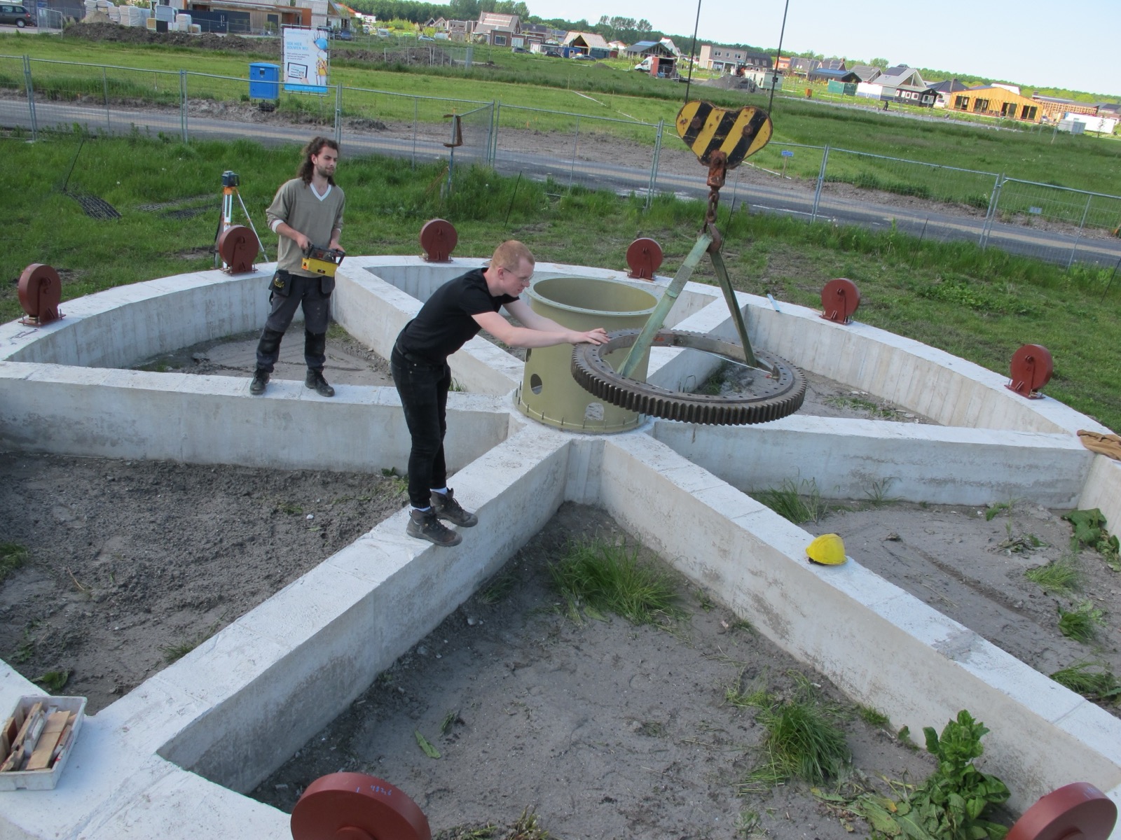 Beton storten in de fundering met de kraan