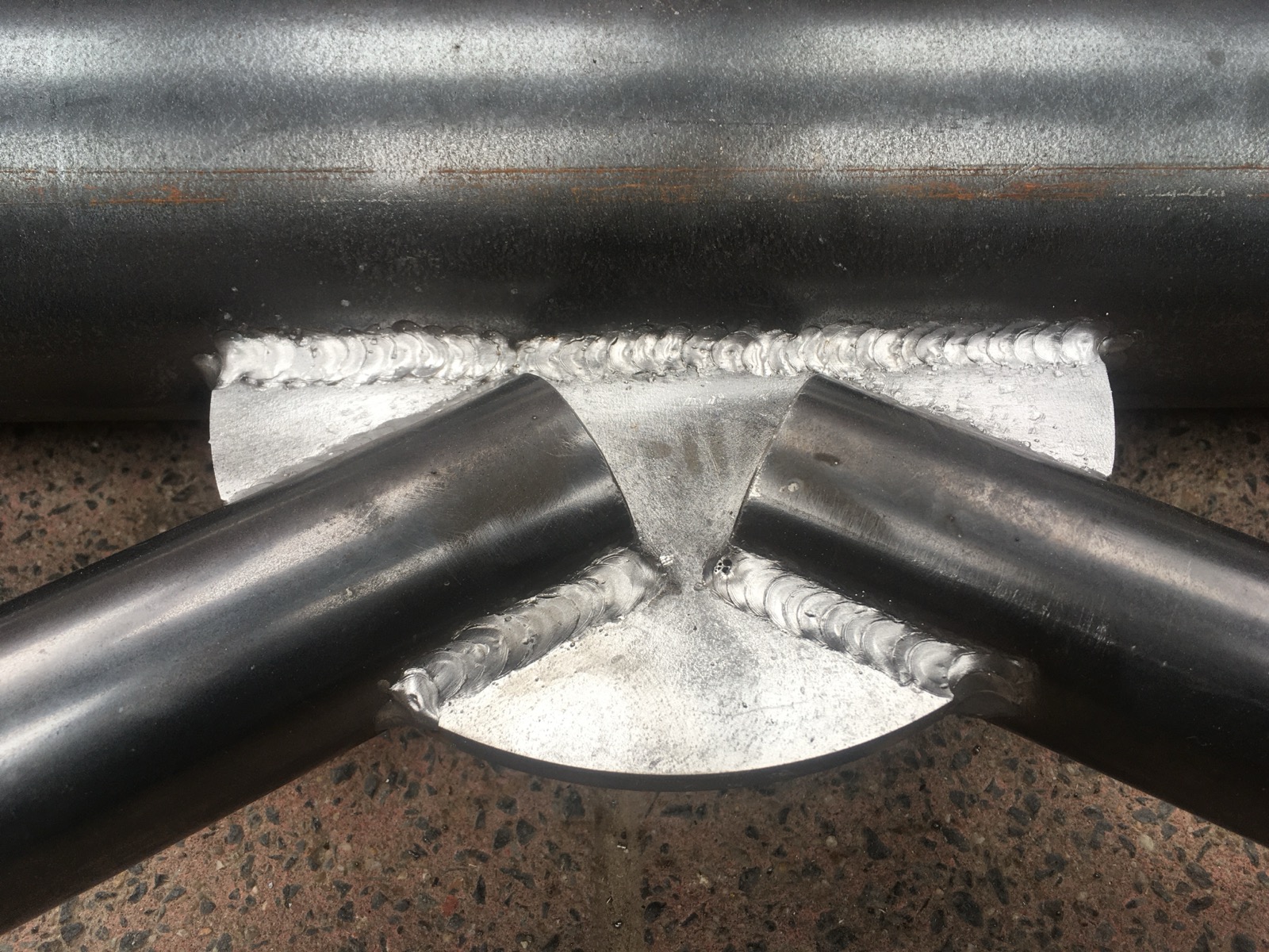 Detail van een gelaste stalen buisverbinding
