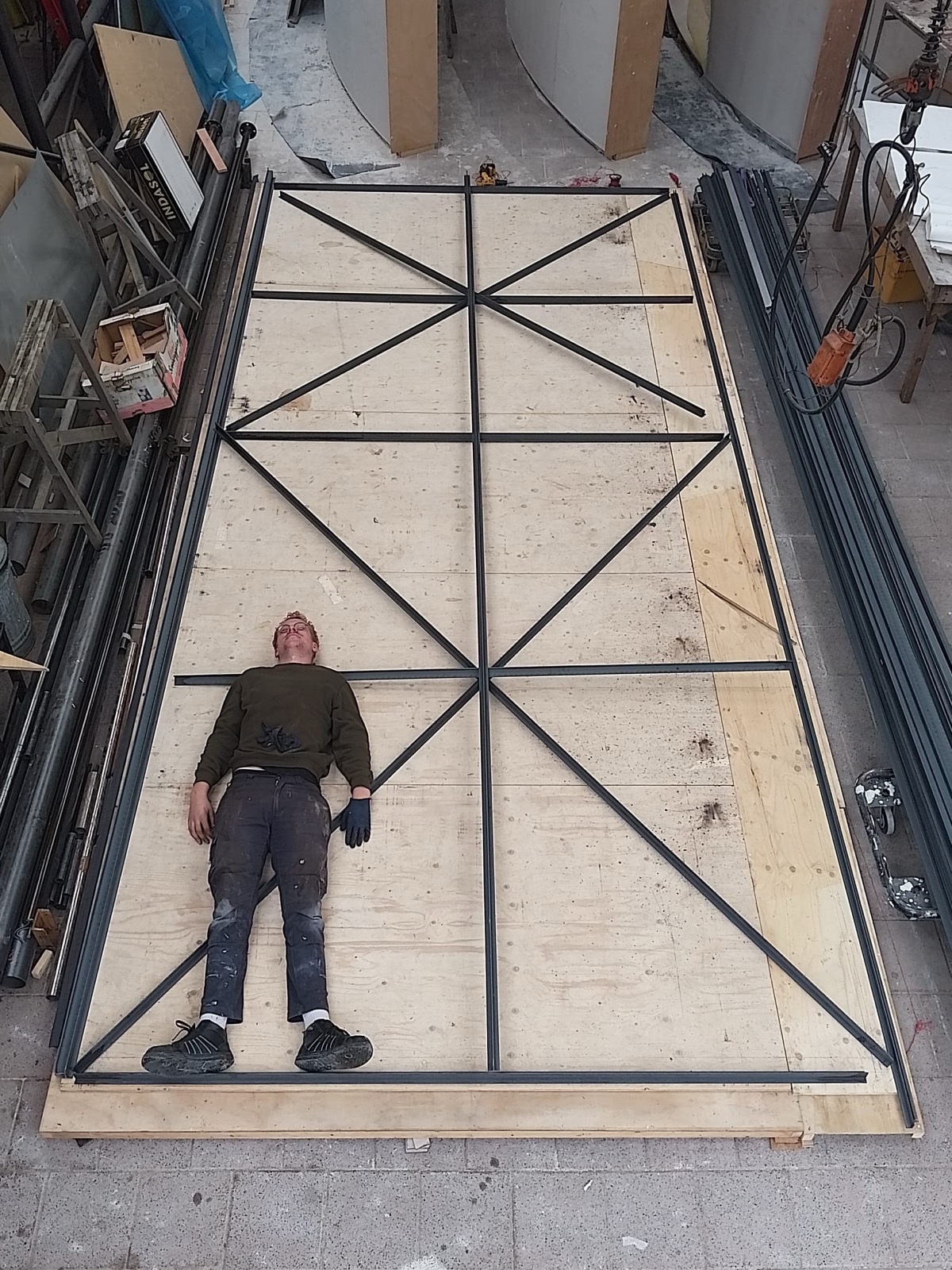 Liggend op een vloerpaneel, van boven gefotografeerd