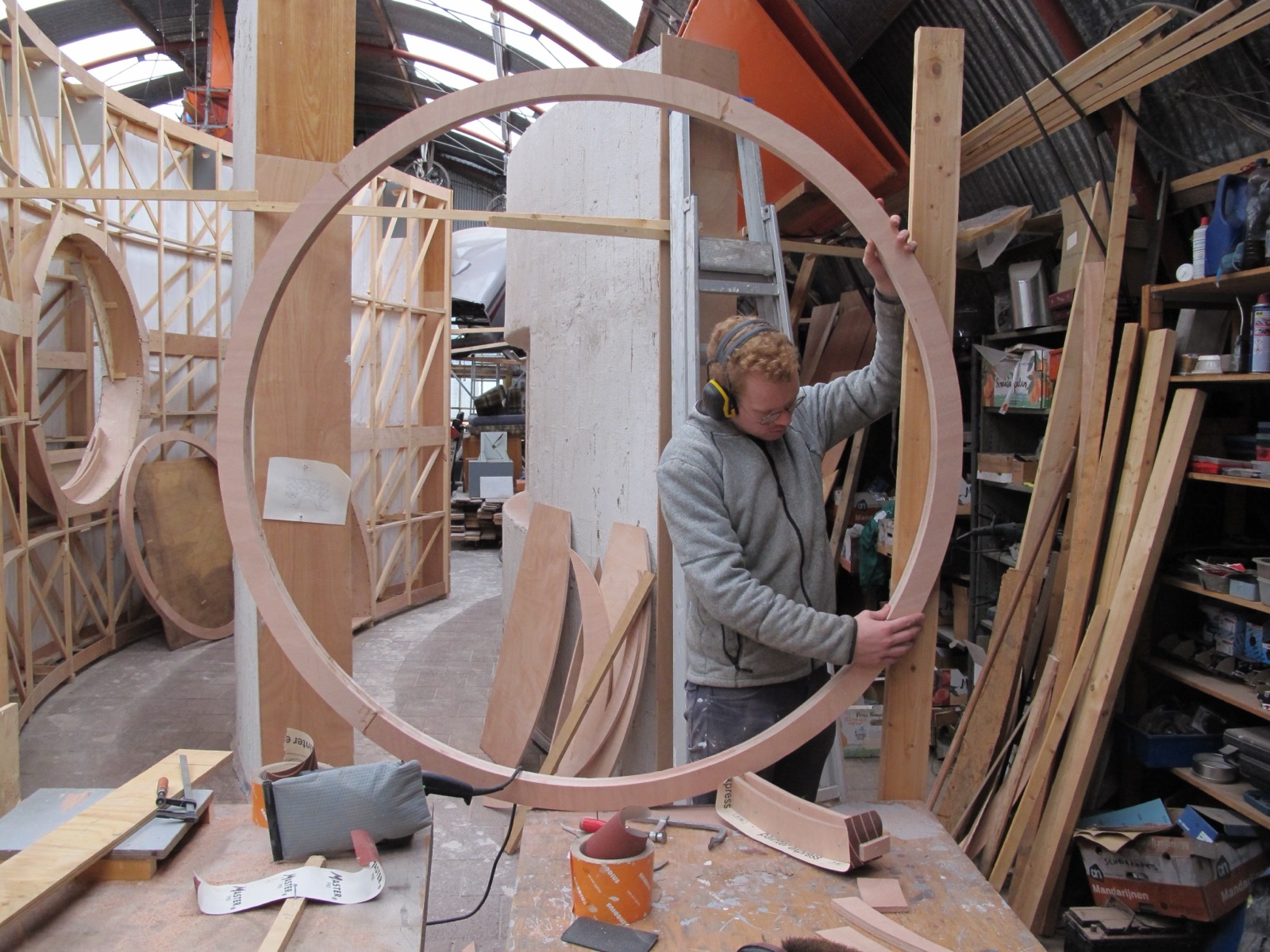 De houten raamring in de werkplaats