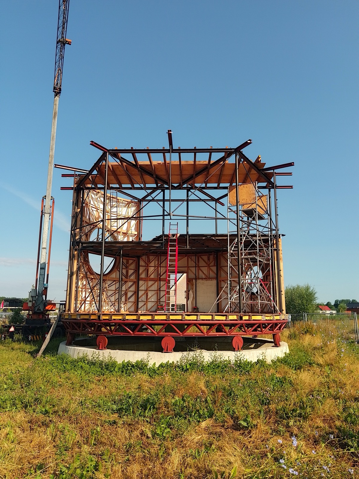 Houtskelet van het huis op de draaivoet