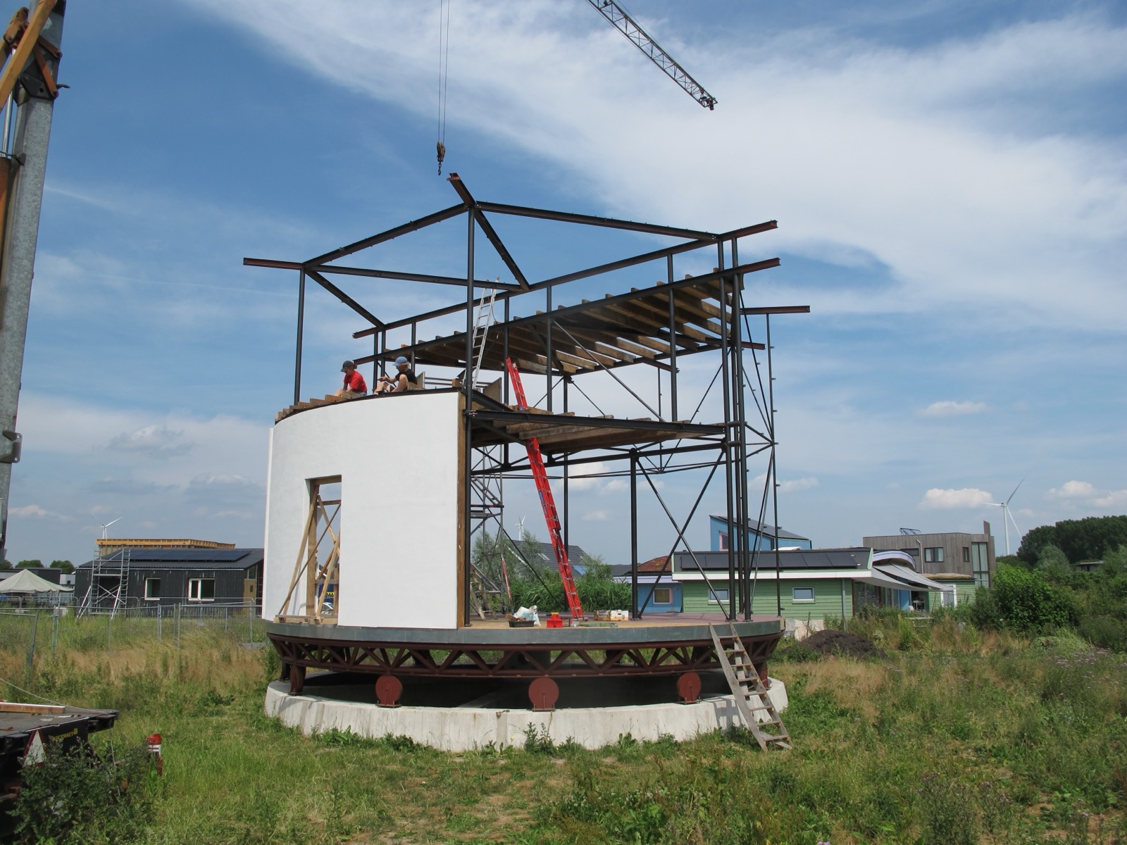 Witte gebogen wand met stalen bovenbouw en kraan