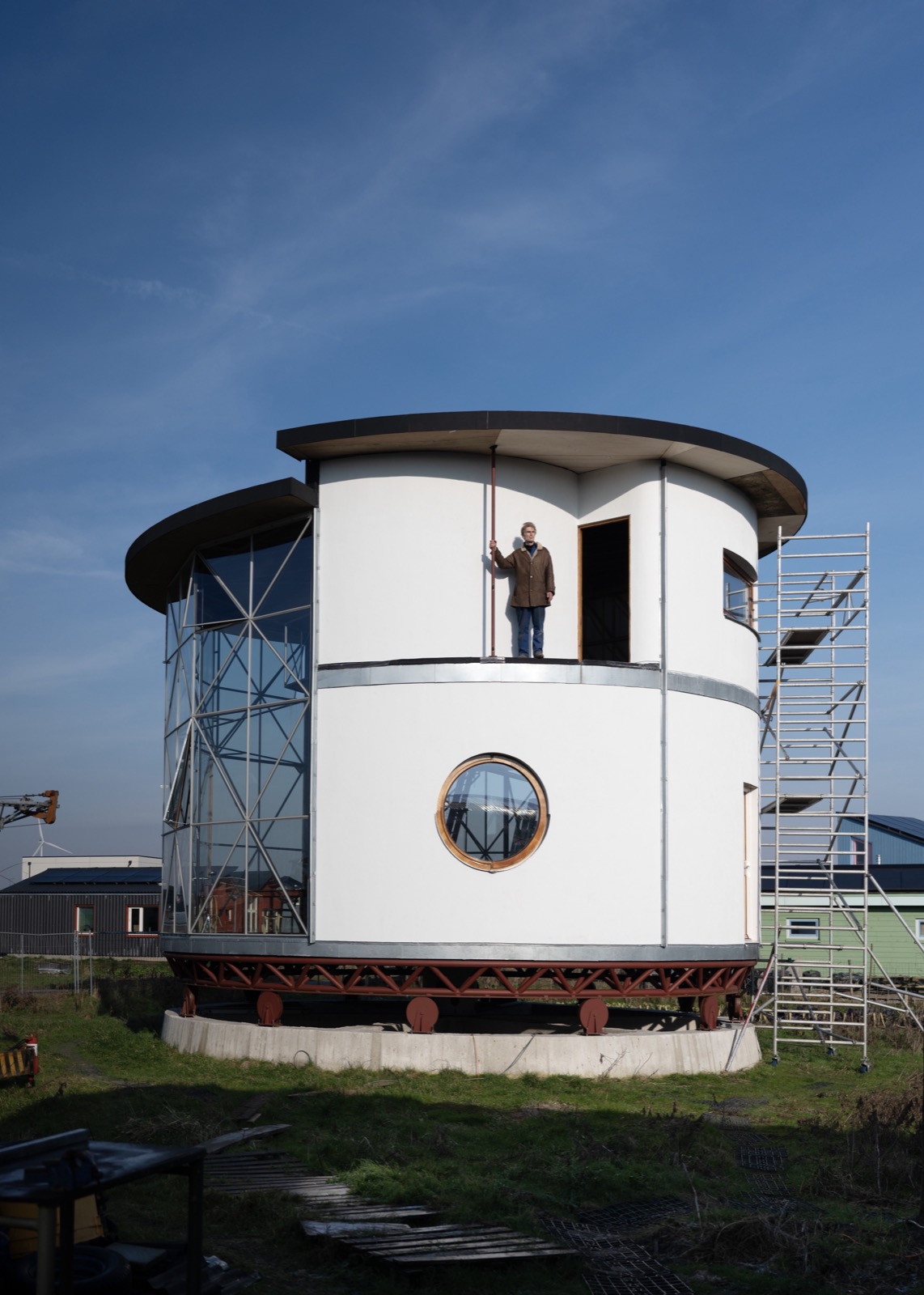 Het huis bijna klaar, met patrijspoort