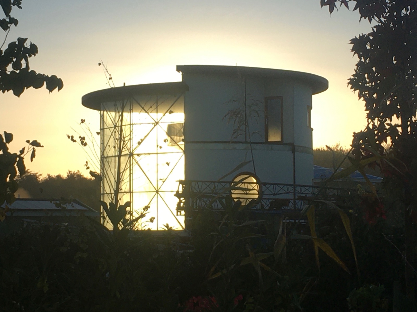 Het huis bij zonsondergang, het glas licht op