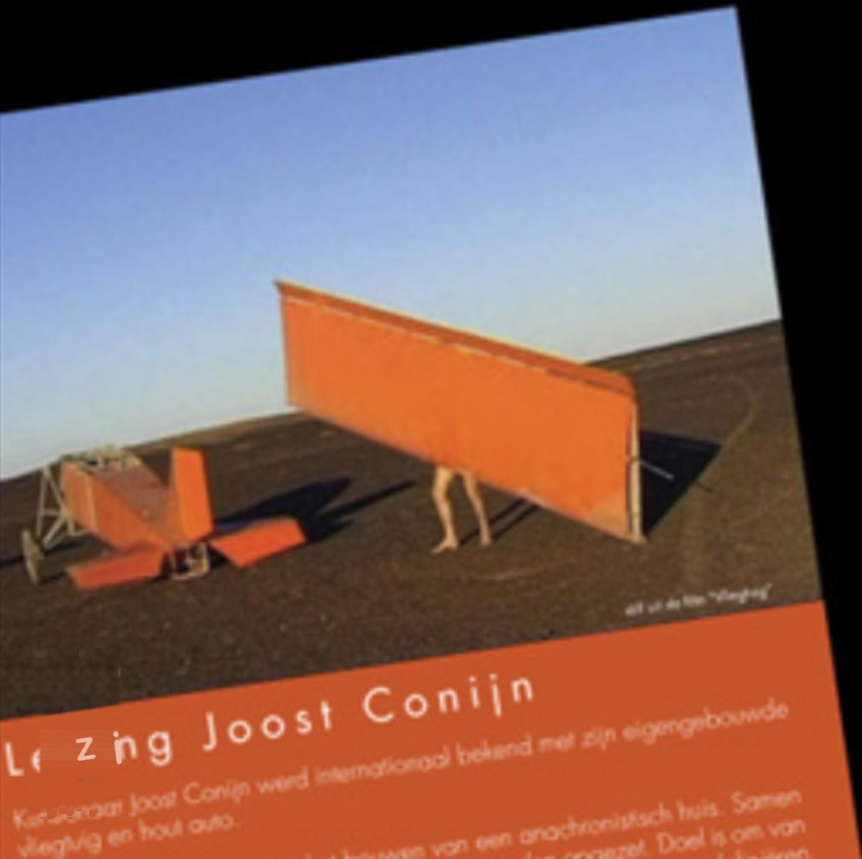 Poster: Lezing Joost Conijn — still uit de film Vliegtuig