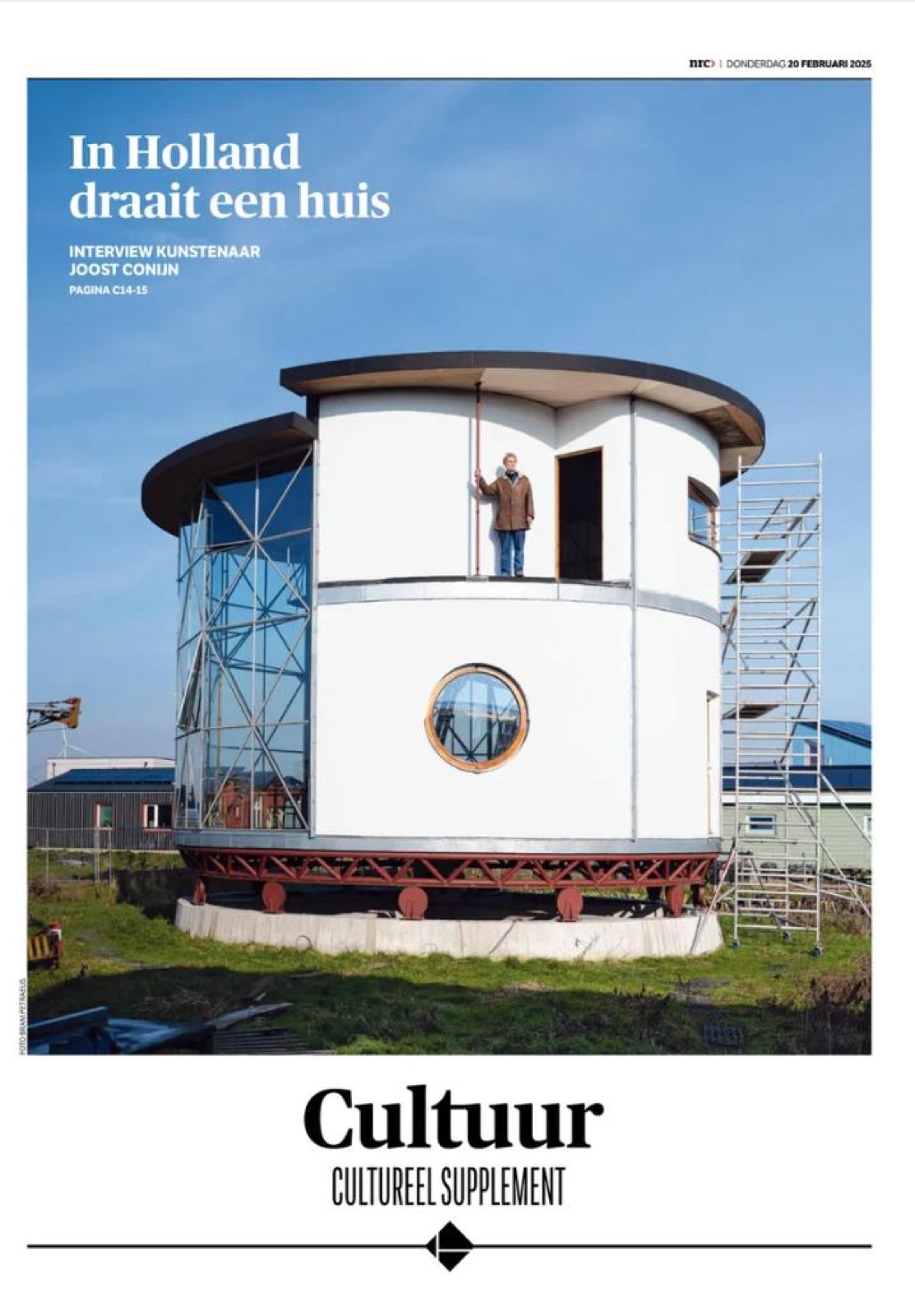 NRC Cultuur cover: In Holland draait een huis